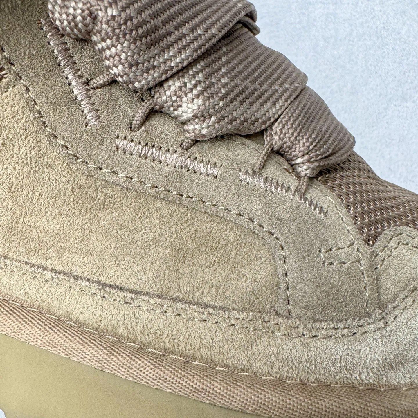 Pick up locally💰640 UGG 4032 Meyer autumn and winter sheepskin and fur integrated snow boots. All shoes are made of ZP from the same factory. Longfeng A-grade Australian imported sheepskin and fur integrated. Men's and women's boots brand OEM production line fully follows the ZP process. OEM original pattern maker adheres to the principle of no original shoes and no development selection. Pay attention to every detail. The most authentic version on the market TREADLITE "Light Wing" technology outsole Lightweight/durable/flexible/pile size: 35 36 37 38 39 40 41 42 43 44 45 Coding: by3936030